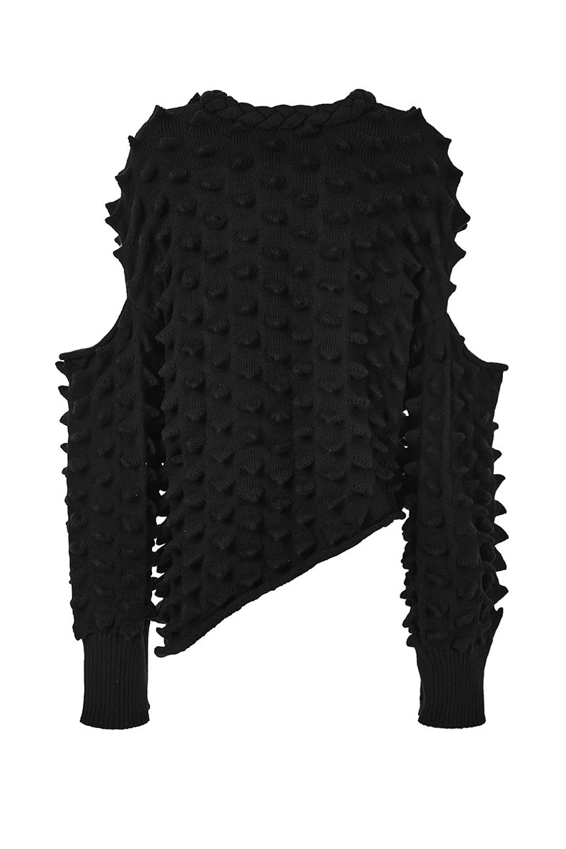 Close-up of a cozy knitted Peaks sweater by MAZ Manuela Álvarez, featuring textured knitting and a classic design.
