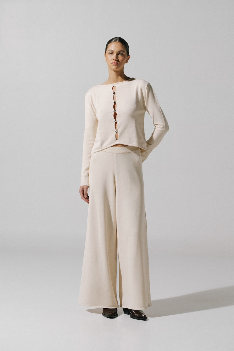Baobab Kyoto pants in white cream, stylish and comfortable, showing the relaxed fit and soft fabric texture.