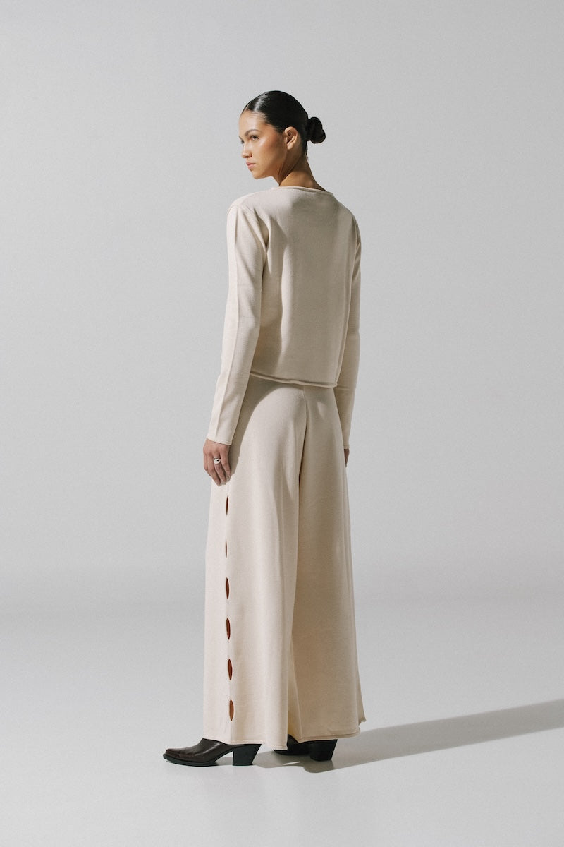 Baobab Kyoto pants in white cream, stylish and comfortable pants shown in a natural fabric look.