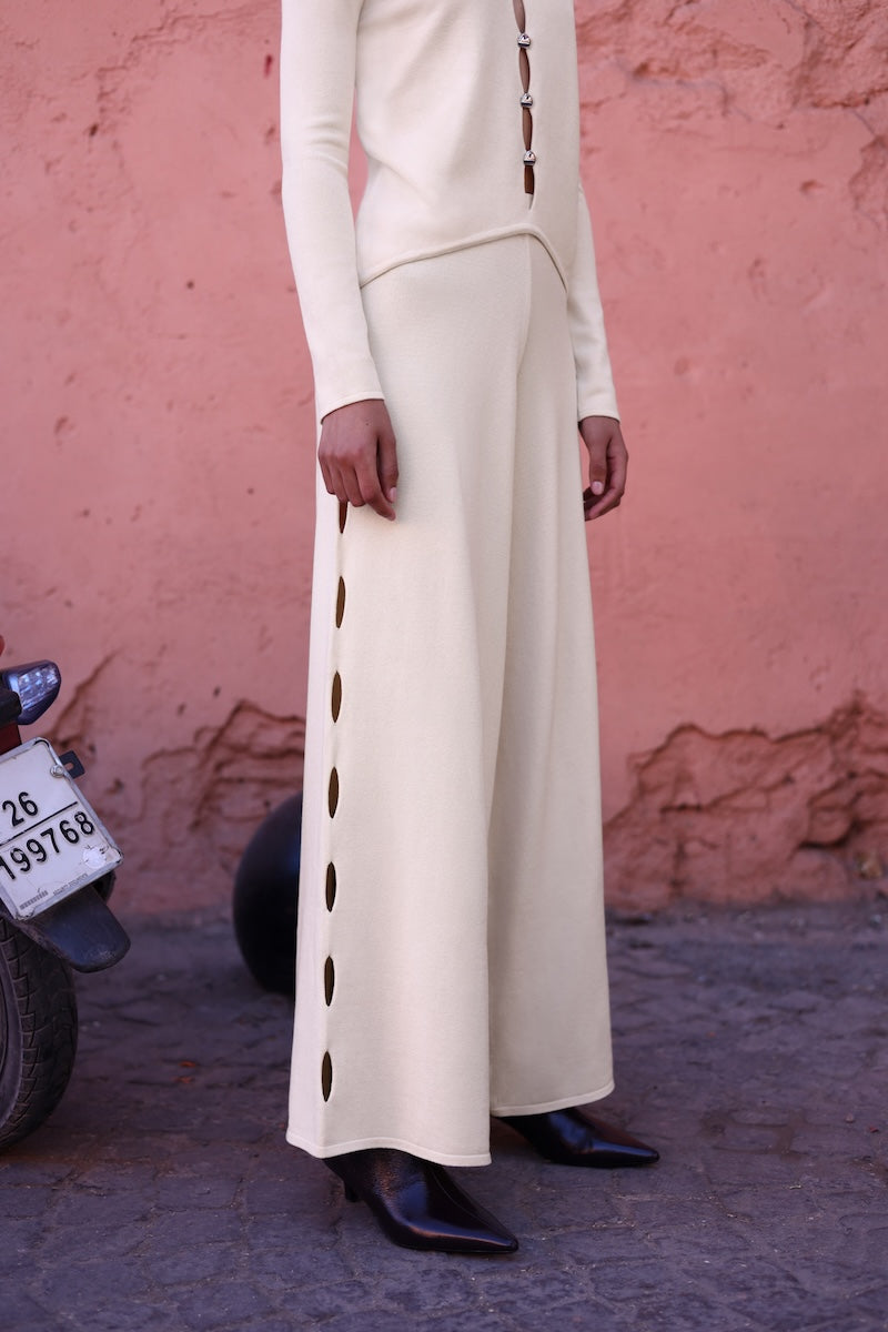 Baobab Kyoto pants in white cream fabric, featuring a relaxed fit and stylish design, displayed on a clean background.