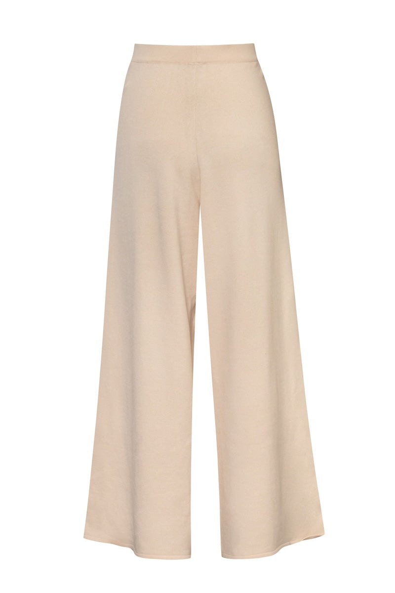 Baobab Kyoto pants in white cream, featuring a relaxed fit and comfortable fabric, displayed on a model.