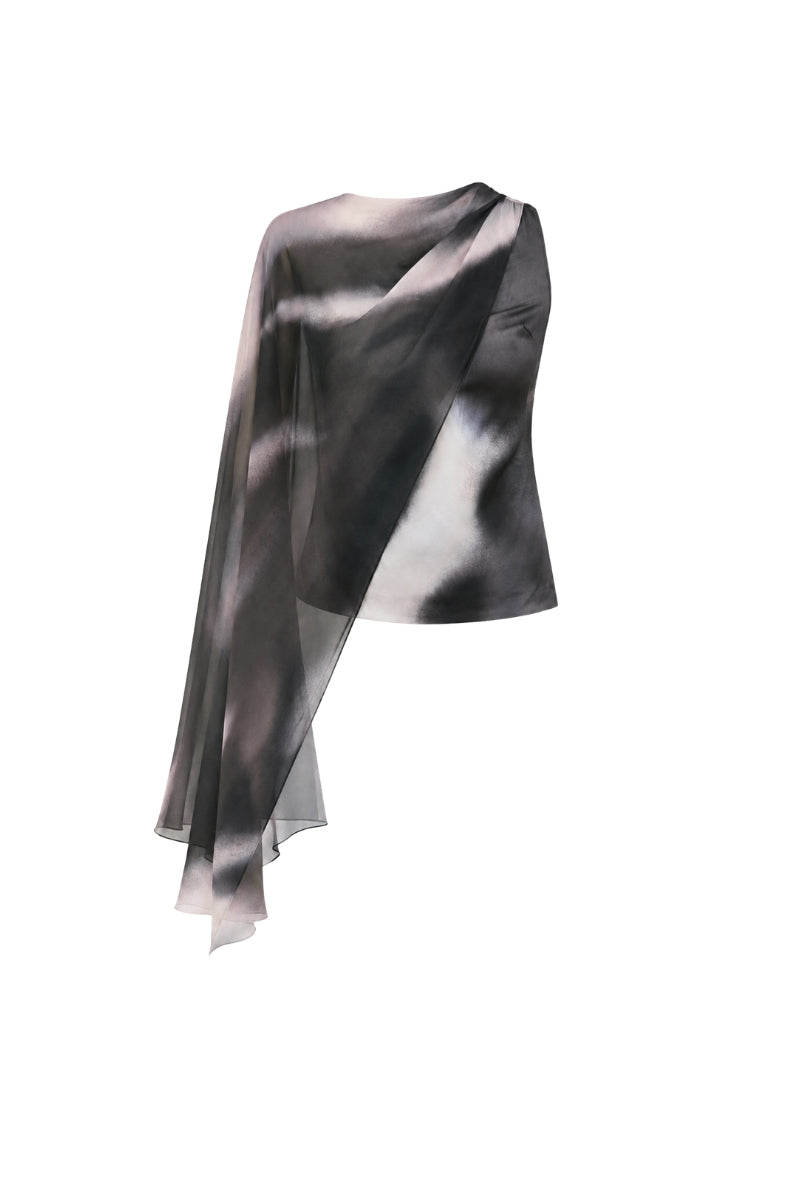 Black printed Lary blouse by Tinta Latina, stylish women’s top with a vibrant pattern and relaxed fit.