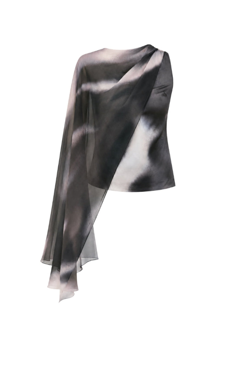 Black printed Lary blouse by Tinta Latina, stylish women’s top with a vibrant pattern and relaxed fit.