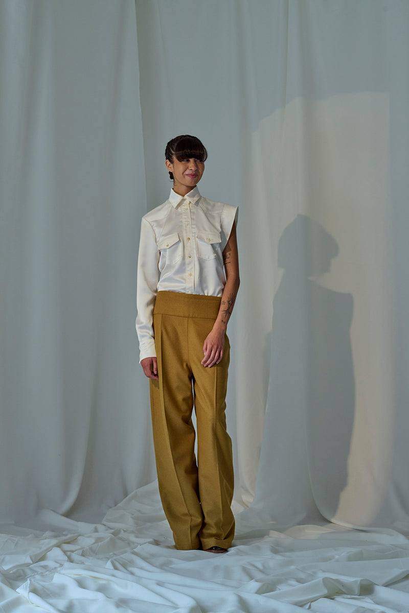 Lorena Saravia Serena wool pants in neutral color, tailored fit, with waistband and side pockets, front view.