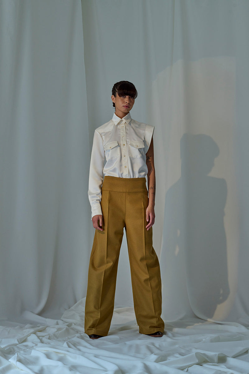 Lorena Saravia Serena wool pants in neutral beige, tailored fit with waistband and side pockets, on a plain background.
