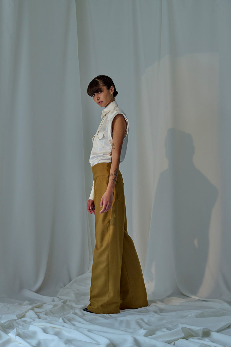 Lorena Saravia Serena wool pants in neutral fabric, tailored for a chic and comfortable fit.
