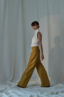 Lorena Saravia Isabela blouse, stylish shirt with a feminine design, featuring lightweight fabric and elegant details.