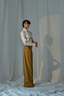 Lorena Saravia Isabela blouse, stylish shirt with elegant design, shown in a high-quality image highlighting fabric and fit.