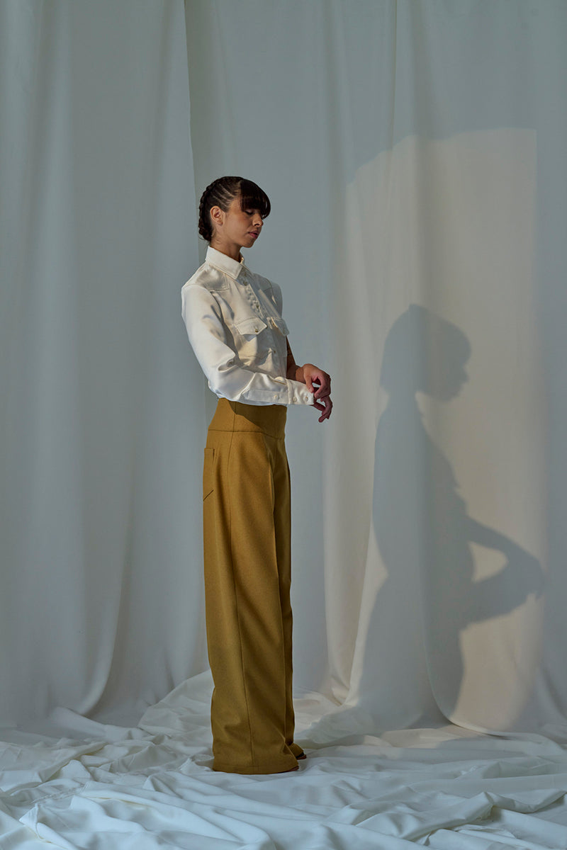 Lorena Saravia Isabela blouse, stylish shirt with elegant design, shown in a high-quality image highlighting fabric and fit.