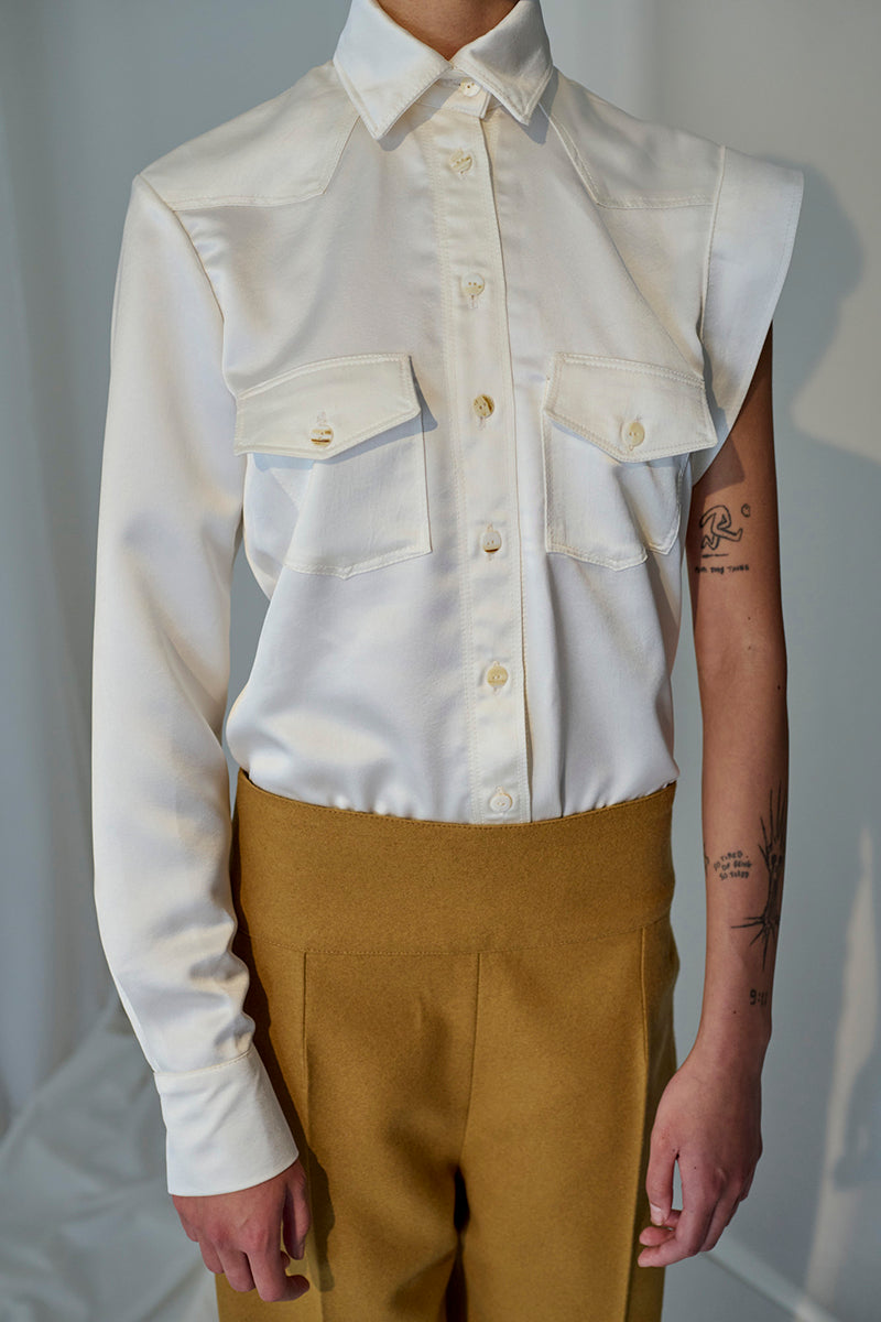 Lorena Saravia Isabela blouse, stylish shirt with feminine details, in a light fabric, displayed on a neutral background.