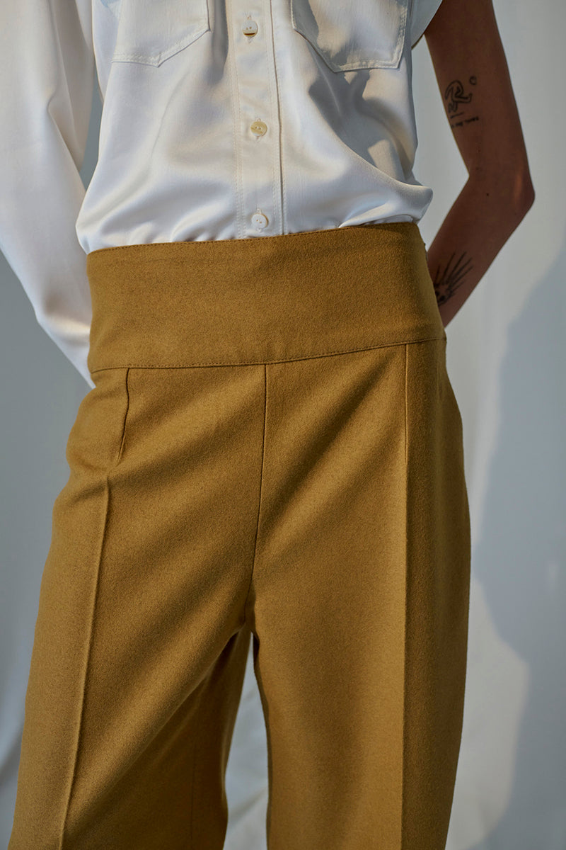 Lorena Saravia Serena wool pants in neutral color, tailored fit, featuring waistband and full-length design.