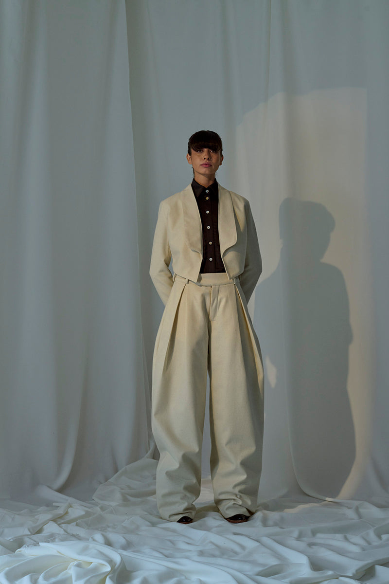 Lorena Saravia Alex wool pants in neutral fabric, tailored fit, featuring classic design and side pockets.