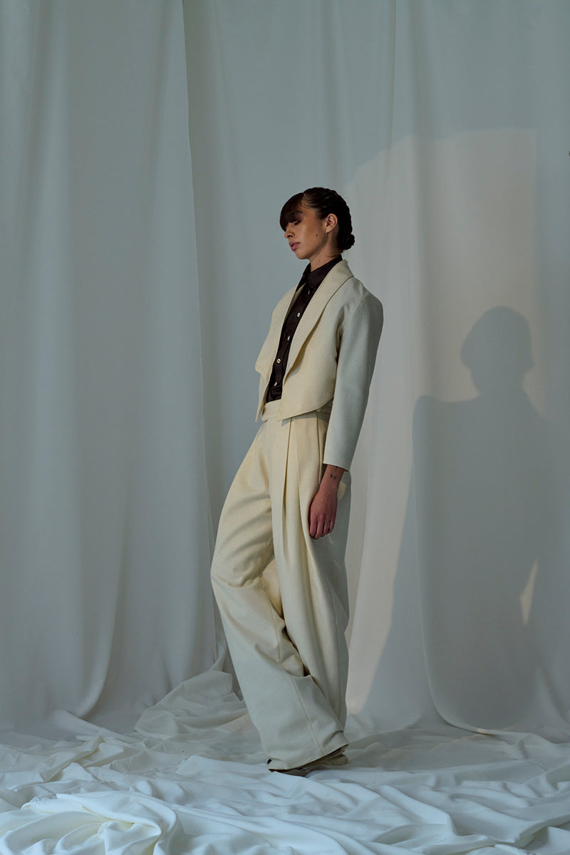 Lorena Saravia Alex wool pants in neutral fabric, tailored fit, featuring waistband and front pockets.