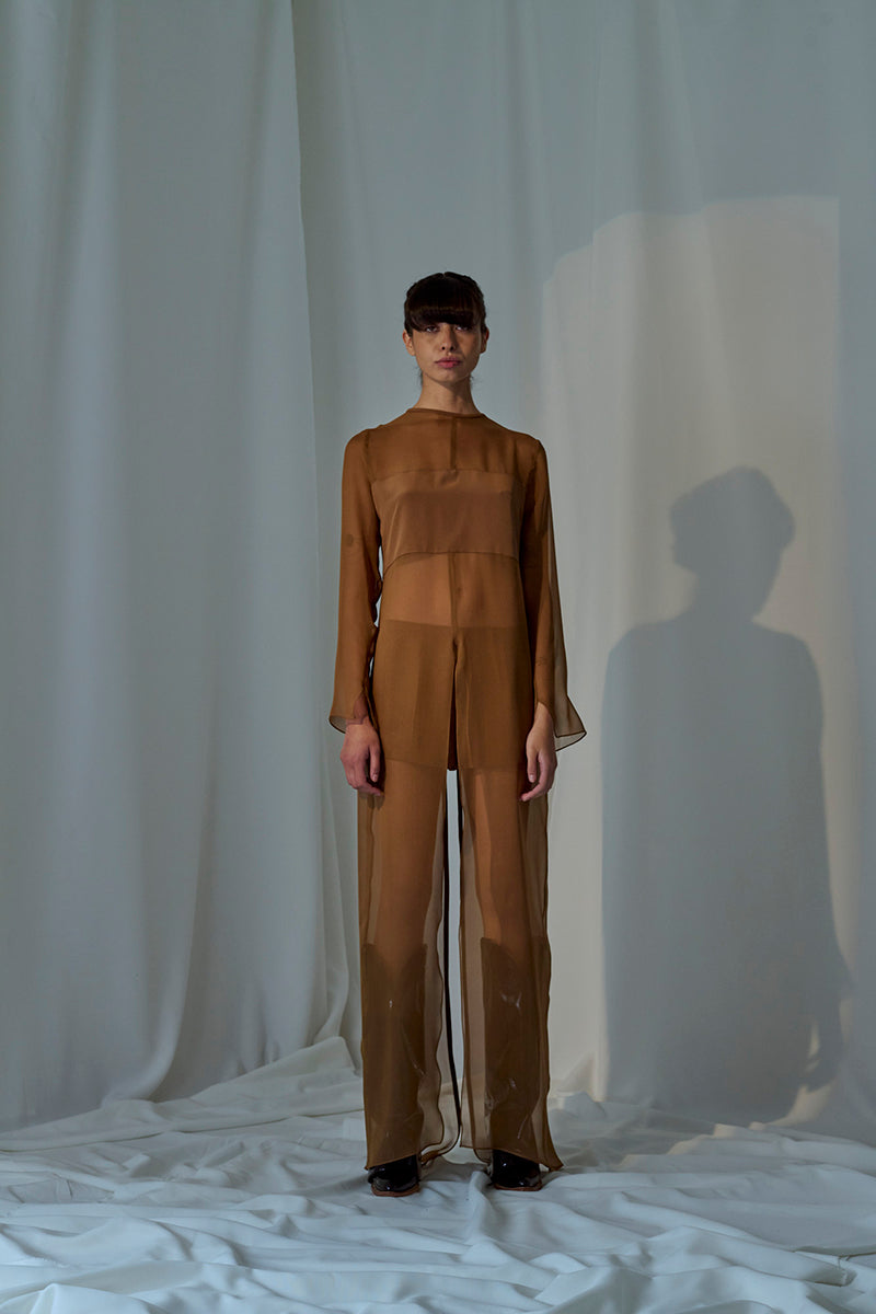 Light-colored Tina blouse by Lorena Saravia, shown with long sleeves and a relaxed fit, suitable for casual or office wear.
