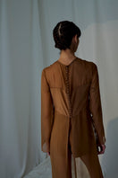 Lorena Saravia Tina blouse, stylish shirt with a relaxed fit and elegant design, shown in a natural fabric with subtle details.
