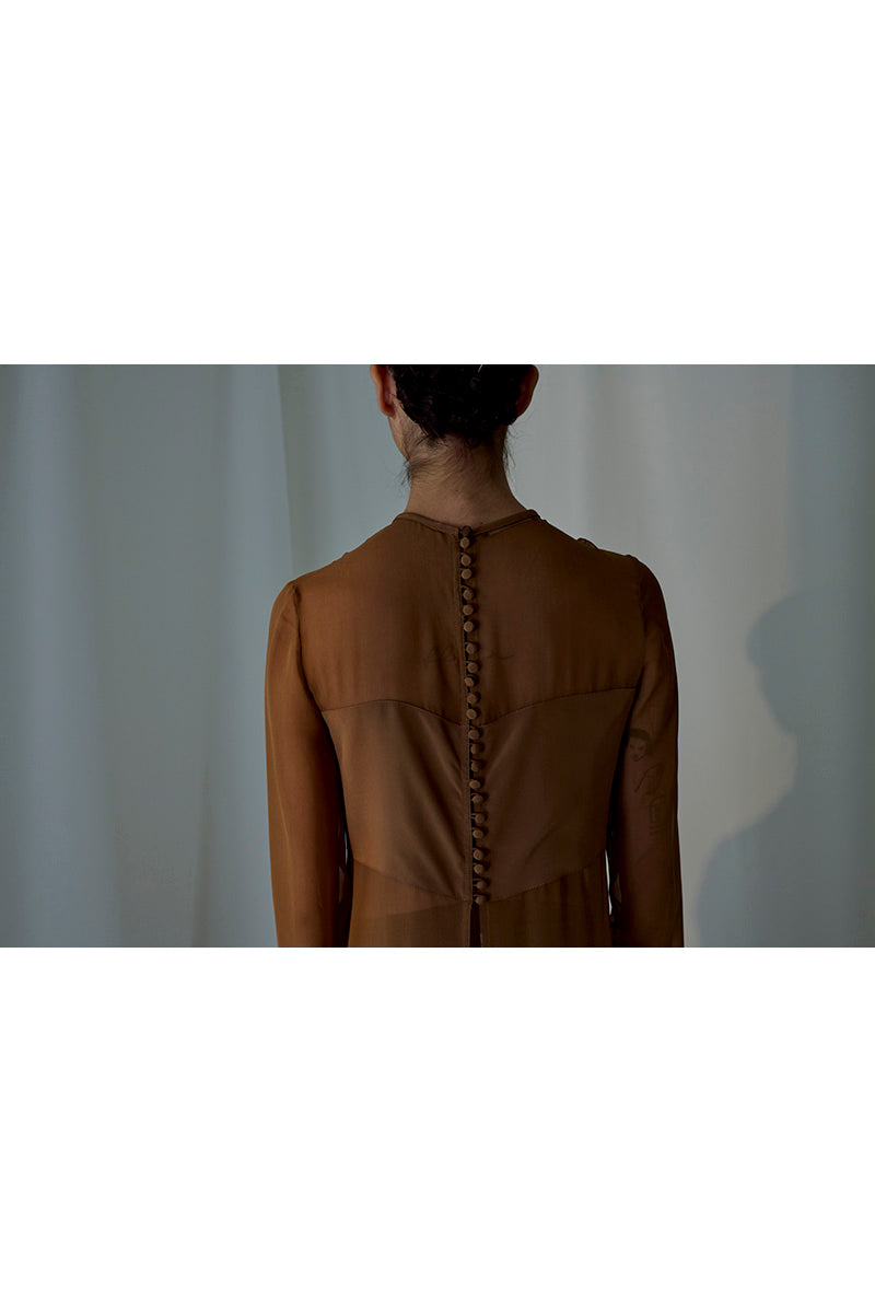 Lorena Saravia Tina blouse, stylish shirt with a relaxed fit, featuring soft fabric and a modern design, shown in the product image.
