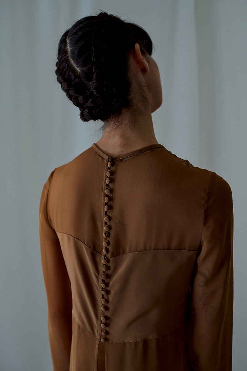 Lorena Saravia Tina blouse in soft fabric, featuring a stylish design, long sleeves, and a flattering fit, perfect for casual or formal wear.