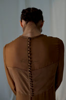 Lorena Saravia Tina blouse, stylish shirt with a relaxed fit, featuring soft fabric and a modern design, shown on a model.