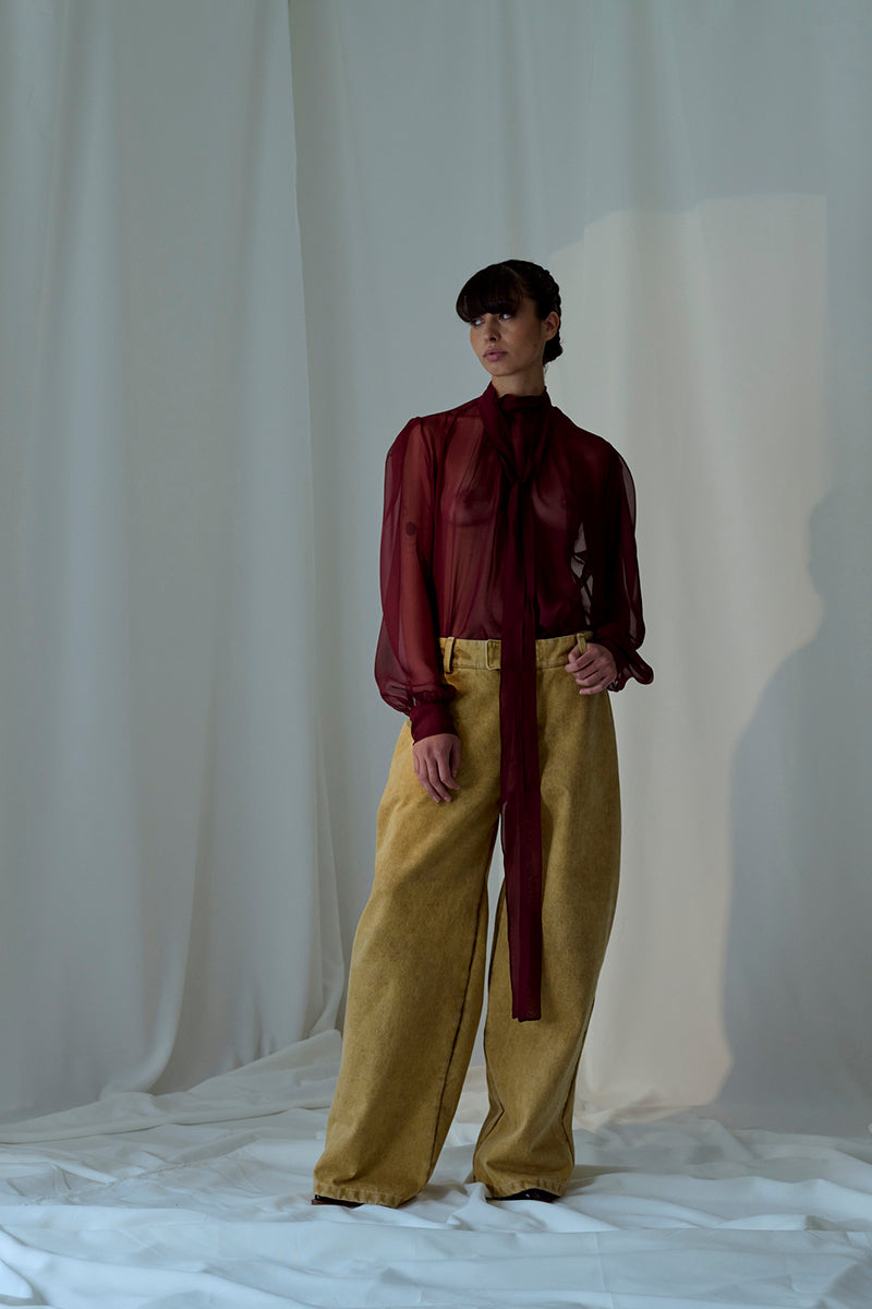 Brown ALEX pants by Lorena Saravia, showcasing stylish, tailored women's trousers with a sleek fit.