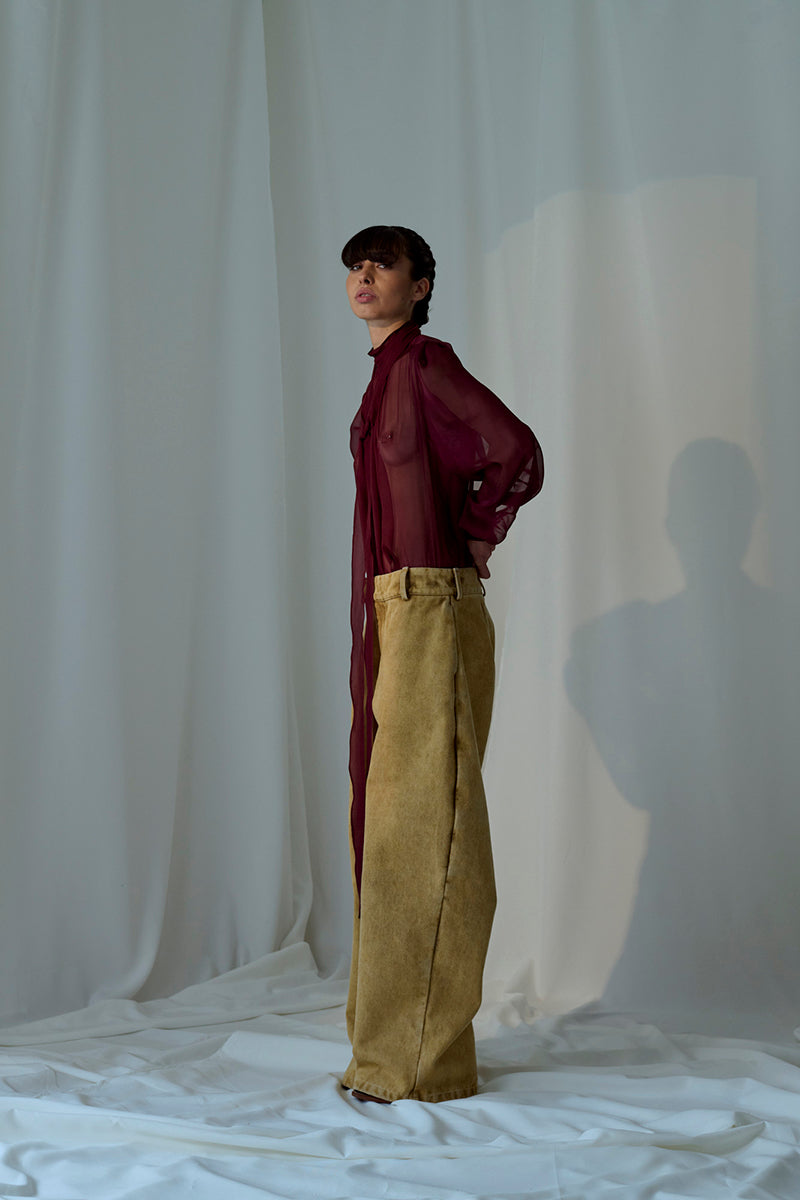Brown Lorena Saravia Alex pants with tailored fit and sleek design, shown on a model.