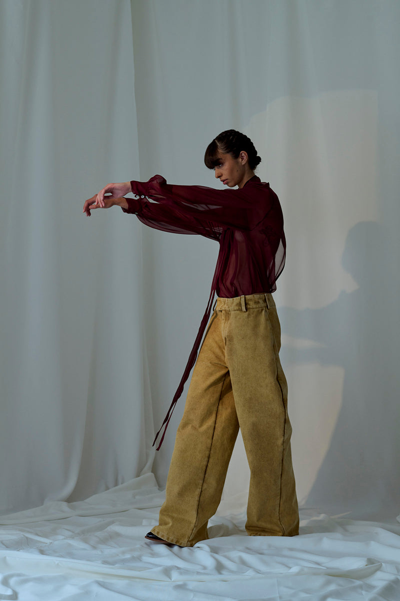 Lorena Saravia brown pants, stylish and tailored, displayed on a model showcasing the fit and fabric details.