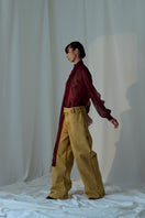 Lorena Saravia Alex pants in brown, stylish and tailored with a sleek fit, shown on a model in a fashion photoshoot.