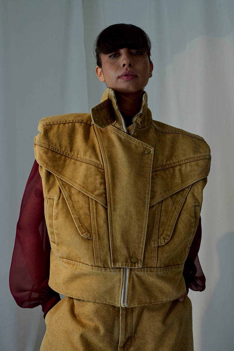 Lorena Saravia brown Alex pants with tailored fit and stylish design, displayed on a model.