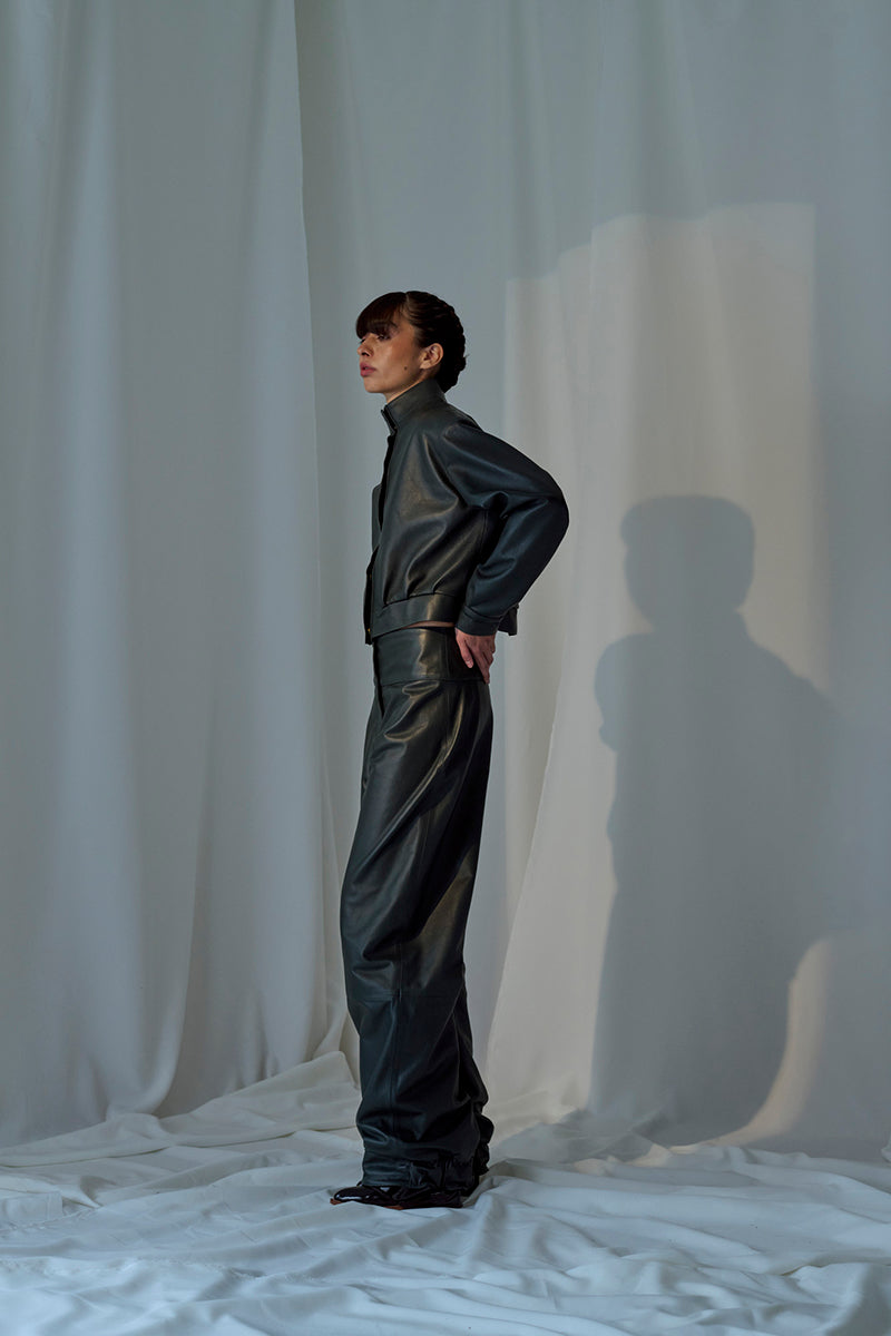 Lorena Saravia Julia pants in a stylish design, featuring a tailored fit and modern look, shown in the product image.