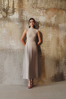 L'SCARLETT sleeveless flared midi dress in soft fabric, showcasing a flowy silhouette and stylish design.