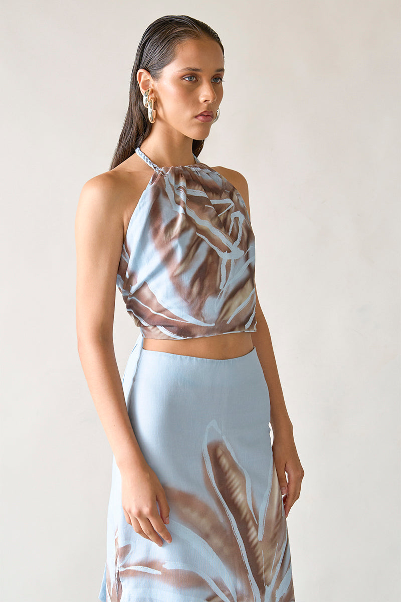 Tinta Latina Lua blouse in soft blue, stylish women's top with a relaxed fit and elegant design, perfect for casual or dressy occasions.