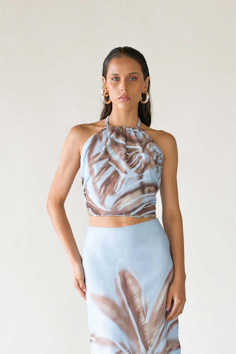 Tinta Latina Lua blouse in soft blue, stylish women's top with lightweight fabric and relaxed fit, perfect for casual wear.