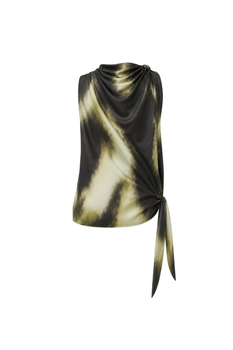 Green print Lumara blouse by Tinta Latina, stylish top with vibrant floral pattern, showcased on a neutral background.
