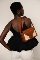 ISIDORA MALVA La Pradera shoulder bag in tan woven iraca straw with leather accents, casual and stylish for everyday use.