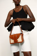 ISIDORA MALVA La Pradera shoulder bag in tan leather with adjustable strap and minimalist design.