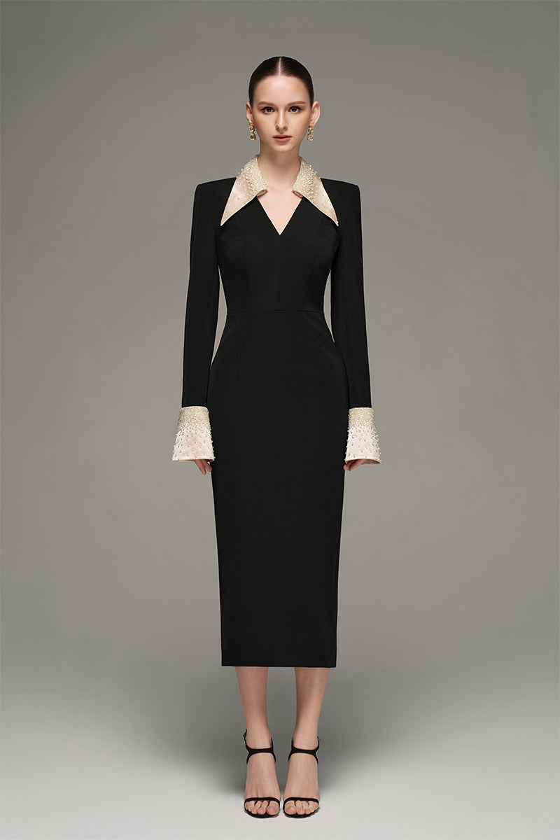 ROBE À COL EN V, MANCHES ÉVASÉES, LONGUEUR JUSQU'AU GENOU, NOIRE ET BEIGE