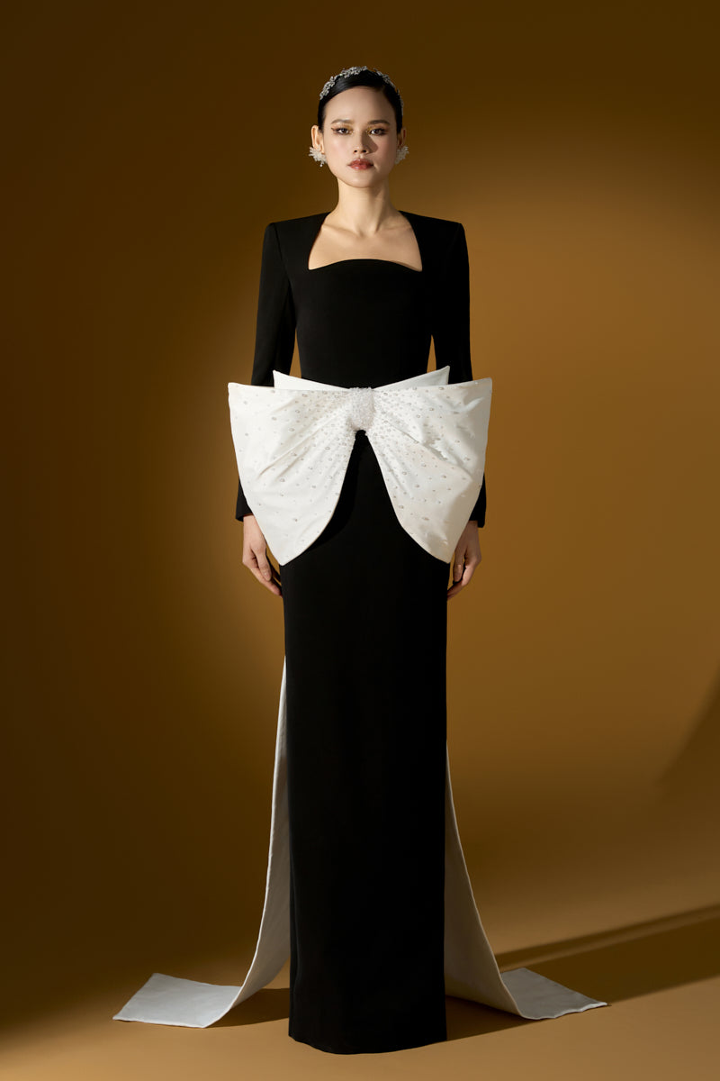 فستان لورلي من الكريب والتفتا باللون الأبيض