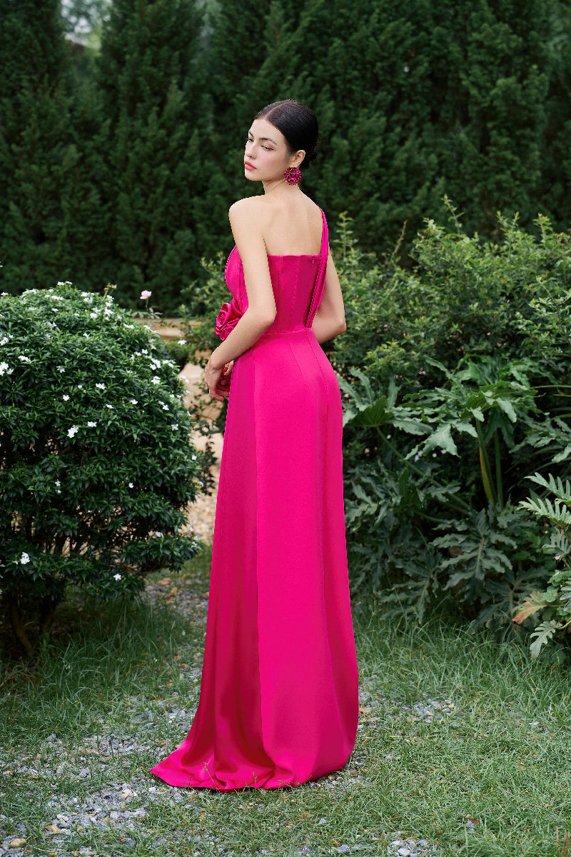 I.H.F pleated one-shoulder column gown with rose draped details, elegant evening dress featuring a sleek silhouette and floral accents.