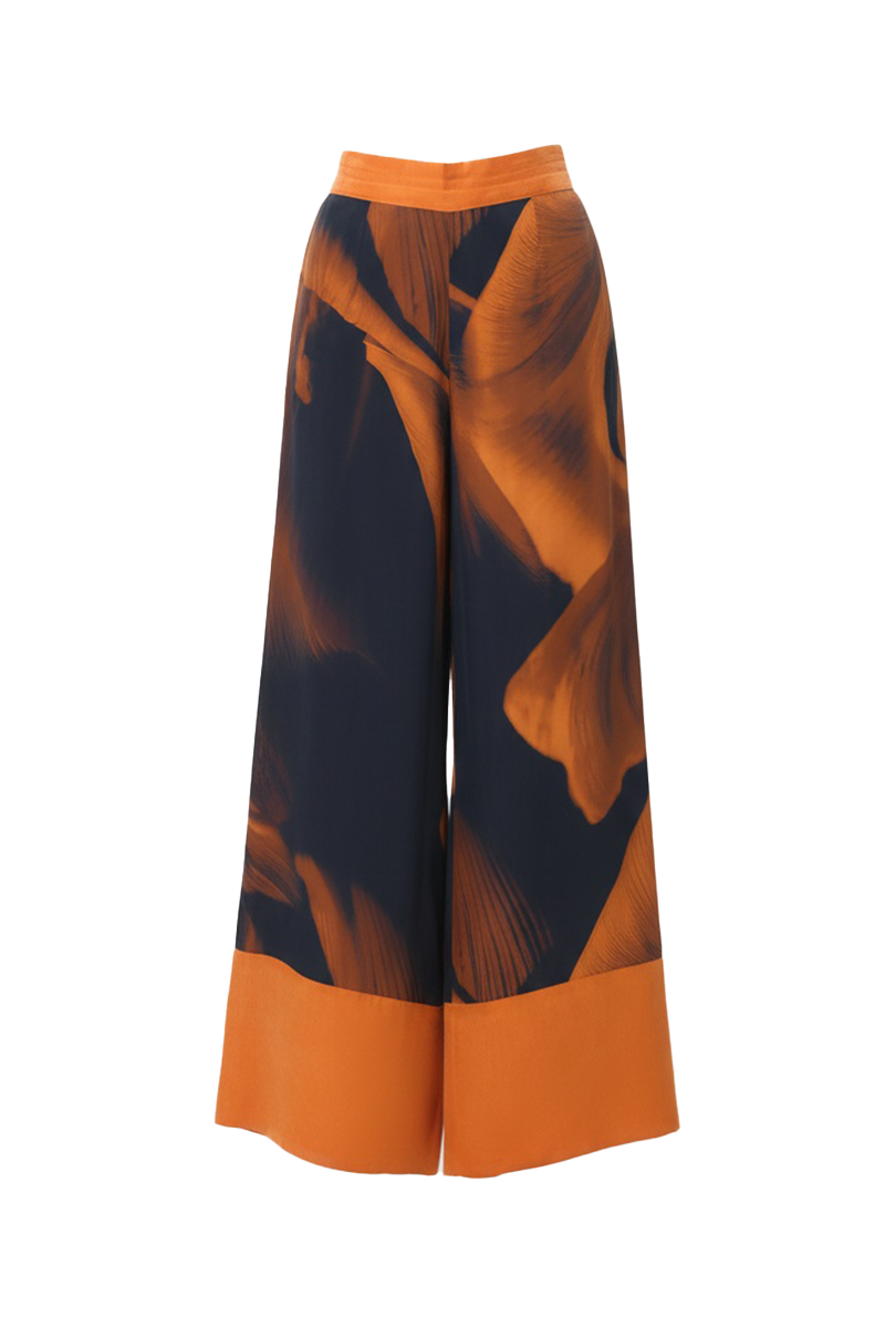 Soft beige niLuu Loren lounge pants with elastic waistband and relaxed fit, perfect for casual and comfortable wear.