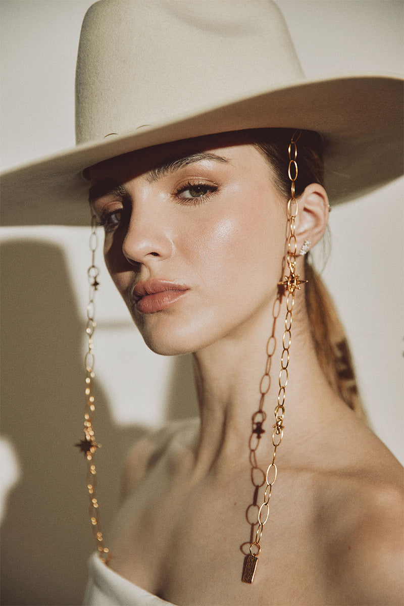 Ser LoveMatch hat in black with embroidered logo, casual wide-brim style, showcased on a model.