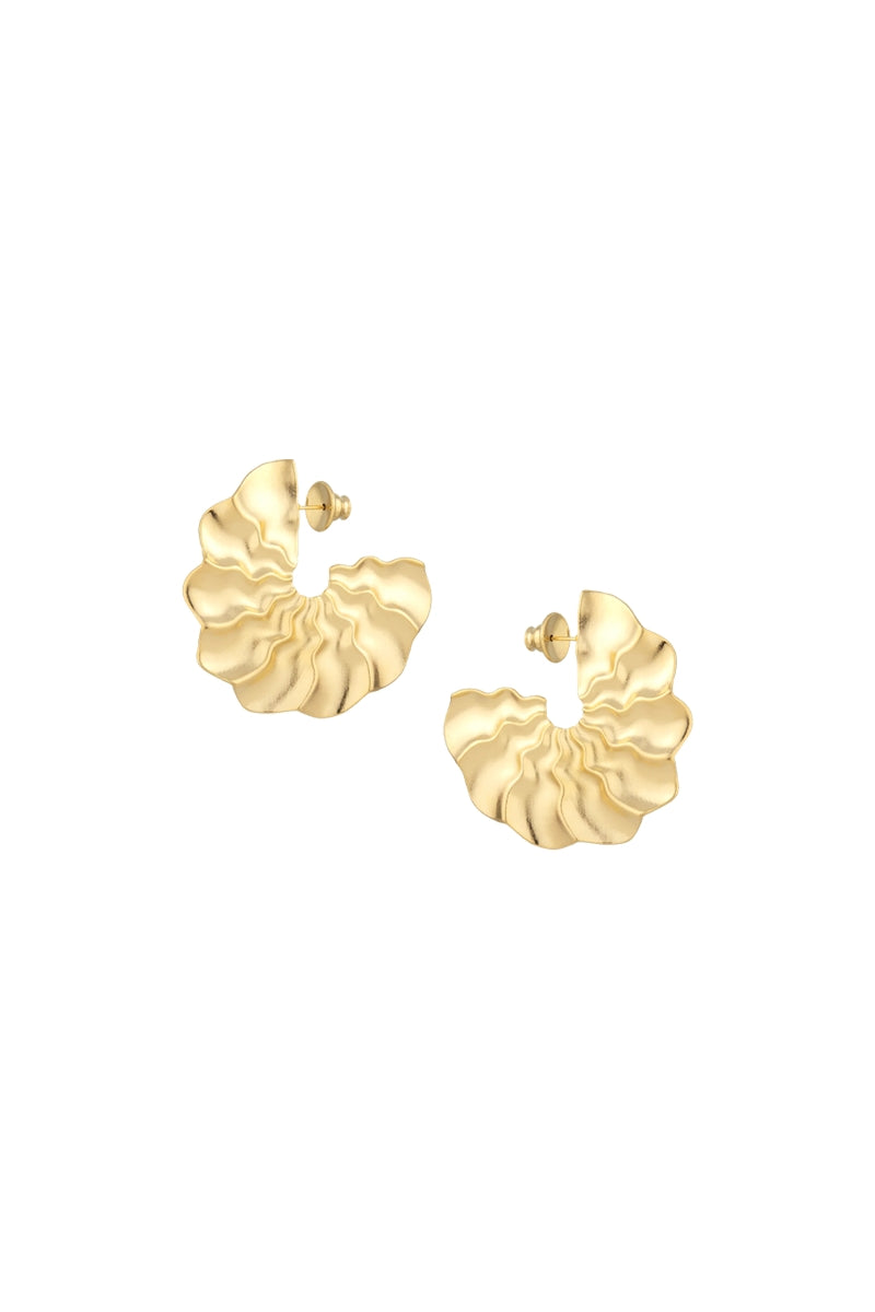 Golden wavy hoop earrings by Maria Frering with textured, shiny finish, featuring a stylish, modern design.