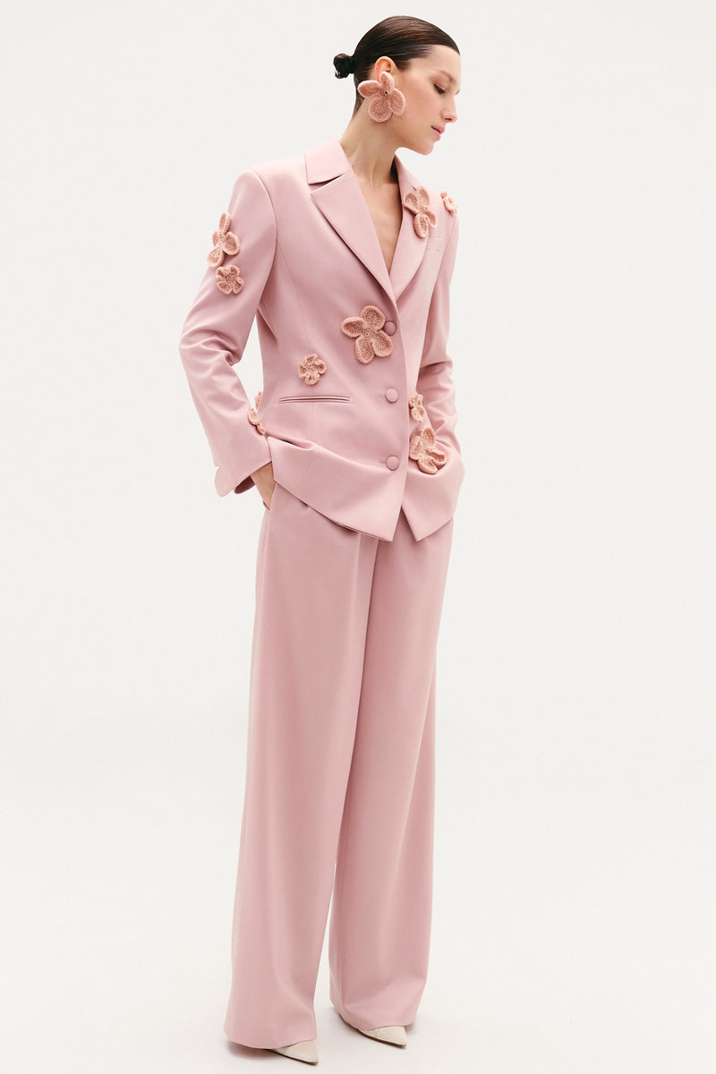 CLASSIC HOURGLASS JACKET WITH CROCHET FLORAL APPLIQUÉS IN POWDER - CULT MIA
