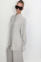 Relaxed-fit gray blouse from Malva Florea, made of soft fabric, featuring a stylish and comfortable shirt design.