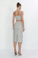 Gray Malva Florea cropped top featuring a stylish, fitted design, perfect for casual or trendy outfits.