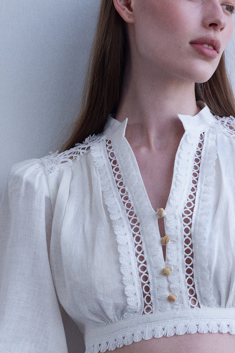 AISA MIMI top in soft fabric with a relaxed fit, featuring a round neckline and short sleeves, displayed on a neutral background.