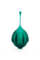 MESH ALHAMBRA top handle bag in solid emerald green, featuring a sleek design and sturdy handle, side view of the bag.