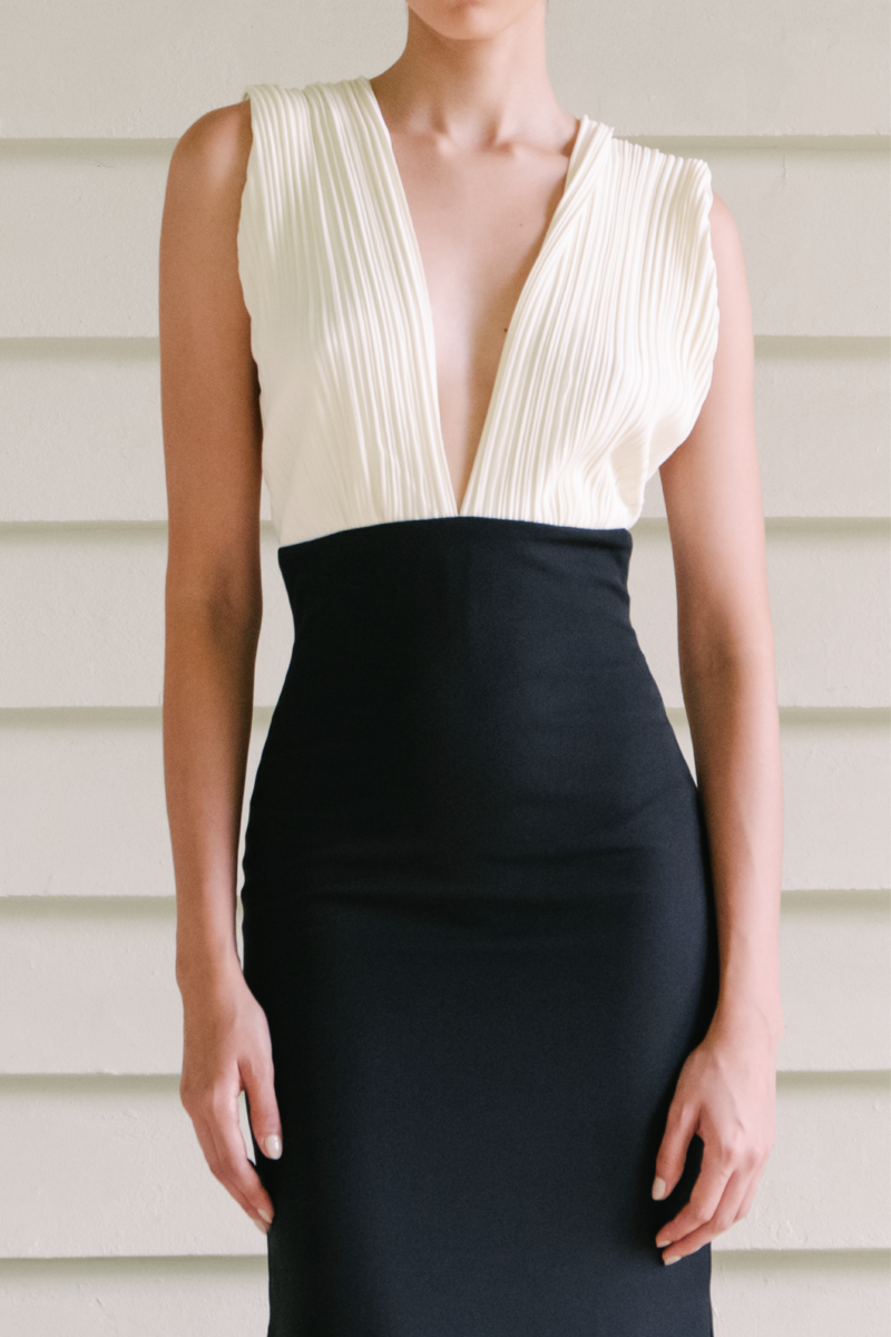 Maylé Vásquez Chavon black and white gown with elegant design, featuring a fitted bodice and flowing skirt.