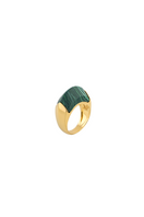 Elegant gold ring featuring a vibrant green malachite gemstone, designed by Maria Frering, in a stylish tempo ring setting.
