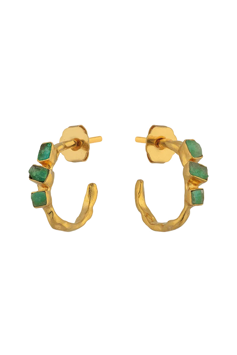 Gold earrings featuring emerald hoops from Fenomena, showcasing their elegant front design and vibrant green gemstones.