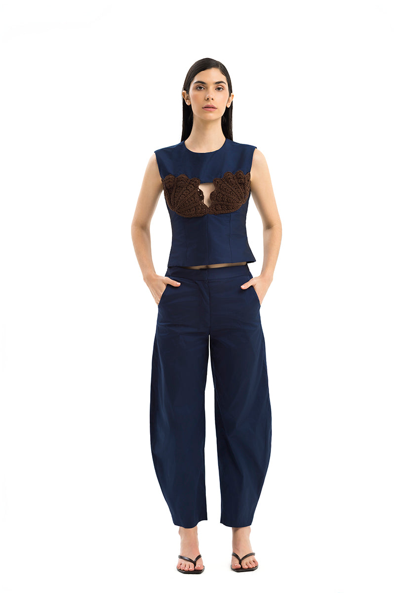 Maylé Vásquez Arena Pants showing slim fit design, with side pockets and adjustable waistband in black fabric.