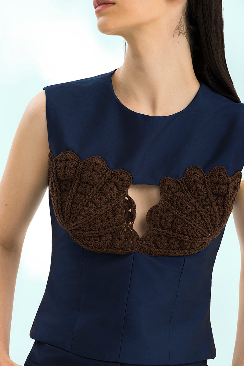 Maylé Vásquez Perla top in brown and navy, stylish sleeveless blouse with a fitted silhouette and elegant design.